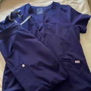 FIGS Large Casma Three Pocket Top and Medium Cade Cargo Pants - Navy